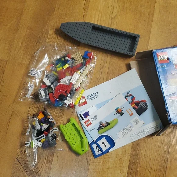 Lego City 60373 Fire Rescue Boat Set New In Destroyed Box - Picture 3 of 10